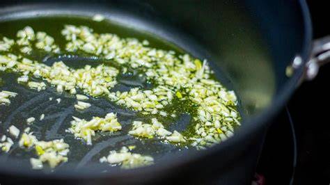 Sofrito de ajos y pimentón en una sartén