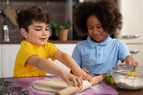 niños cocinando juntos