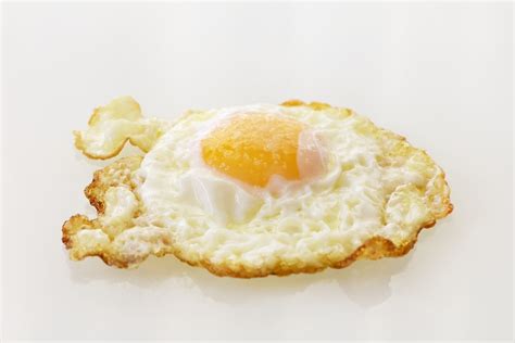 Huevo frito con puntilla y yema líquida