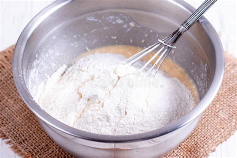 Harina de espelta en un bol con cereales