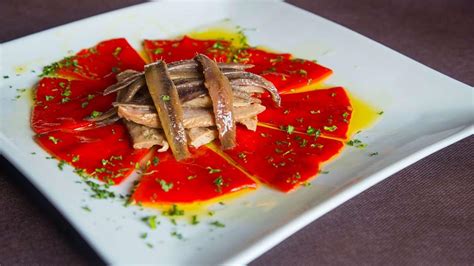 Canapé de anchoas y pimientos asados