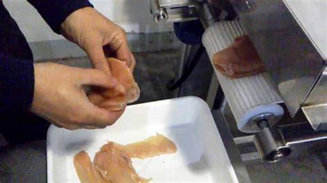 Fileteadora de pechuga manual en acción