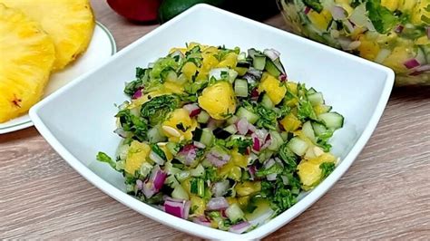 Variedad de ensaladas con piña