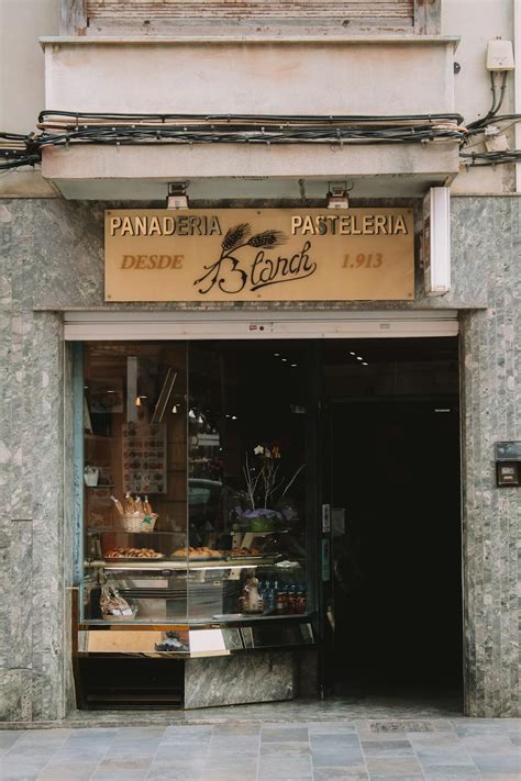 Fachada de panadería artesanal tradicional en Galicia