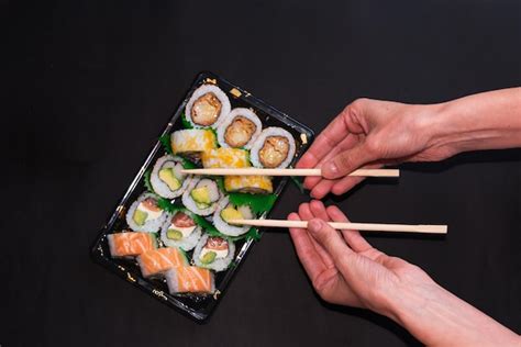 Plato de sushi variado con palillos