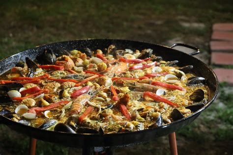 Paella cocinándose al aire libre