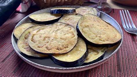 Berenjenas fritas listas para usar en moussaka
