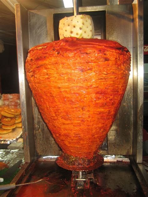 Un trompo de carne al pastor cocinándose