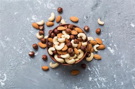 Imagen de un surtido de frutos secos que incluye almendras Marcona tostadas