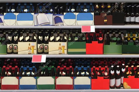 Estantería con botellas de cerveza con diferentes tonos de color