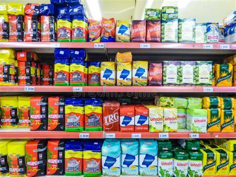 Estantes de supermercado con diferentes marcas de arroz