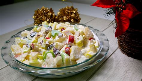 Ensalada navideña de piña con otros ingredientes festivos