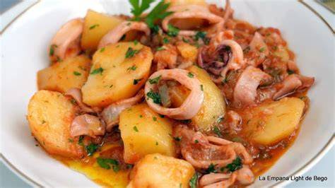 Plato servido de calamares guisados con patatas