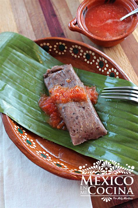Tamales de frijol con chicharrón servidos