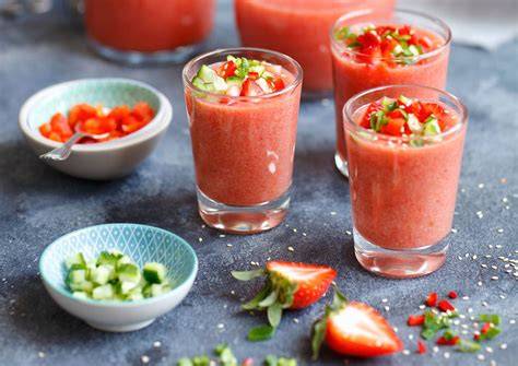 Ingredientes frescos para gazpacho de fresas y aguacate
