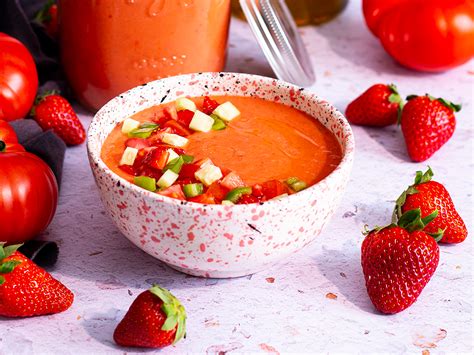 Plato de gazpacho de fresas y aguacate decorado