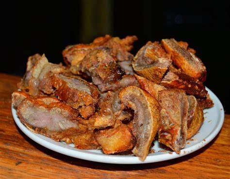 Jeta de cerdo cocinándose en un horno