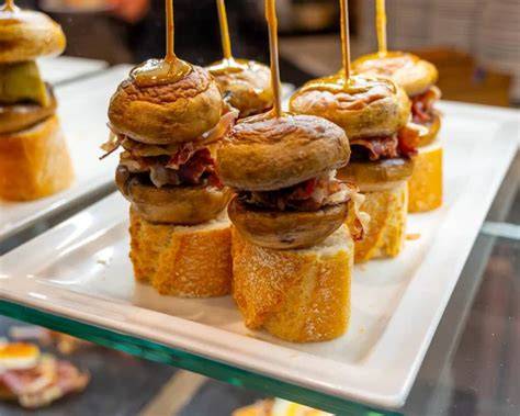 Fotografía de un bar típico de Salamanca con pinchos en la barra