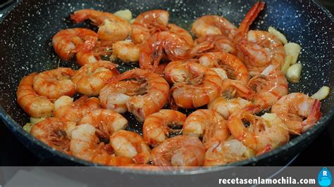 Gambas al ajillo dorándose en la sartén