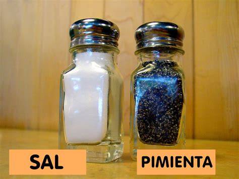 Sal y pimienta en cuencos