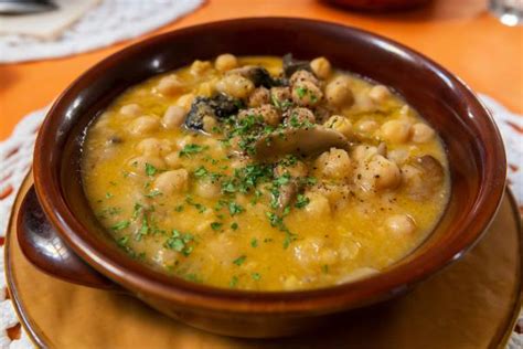 Plato terminado de garbanzos con setas y brócoli
