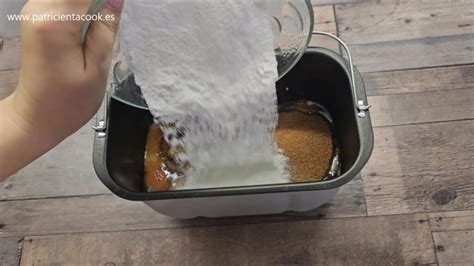 Ingredientes siendo añadidos a la cubeta de la panificadora