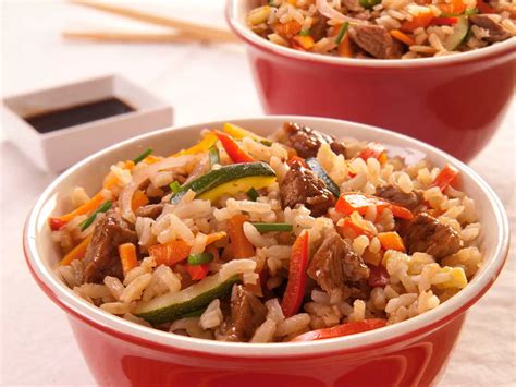 Proceso de salteado de arroz y verduras en un wok
