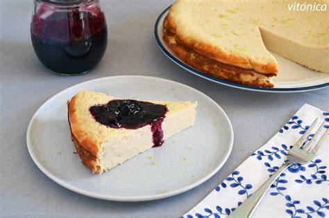 Tarta de yogur sin azúcar recién horneada
