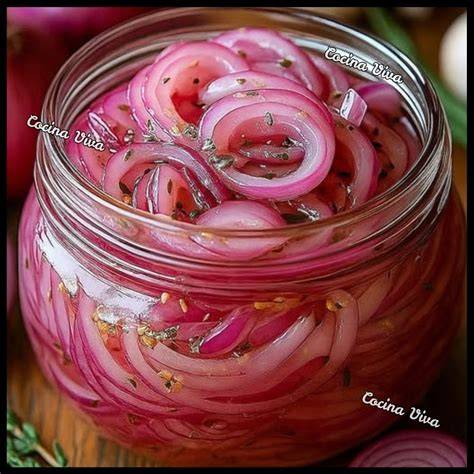 Frasco de cebollas moradas fermentando en salmuera