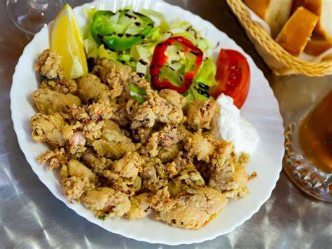 Plato de caballas rebozadas acompañadas de guarnición
