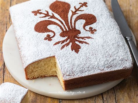 Schiacciata alla Fiorentina decorada con azúcar glas