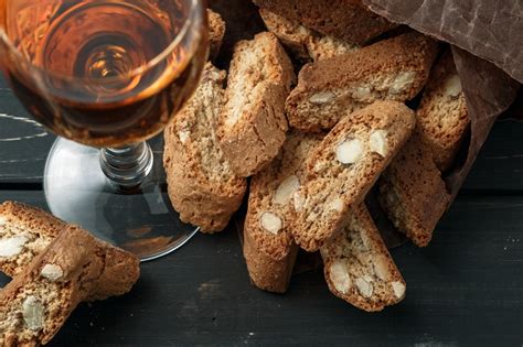 Cantucci servidos con una copa de Vin Santo