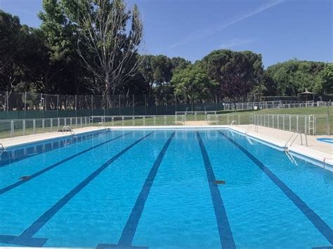 Piscina municipal de Villanueva de la Cañada con zonas de salto y chapoteo