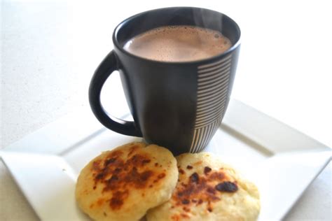 Arepa dominicana servida con café
