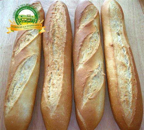 Comparativa visual de una barra de pan española y una baguette francesa