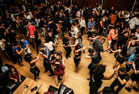 Personas bailando salsa choke en solitario