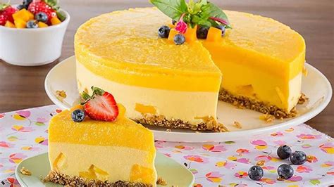 Imagen de una tarta de mango con cuajada decorada
