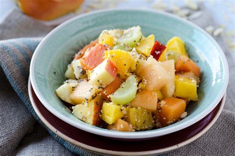 Ensalada de frutas con chía y amaranto lista para servir