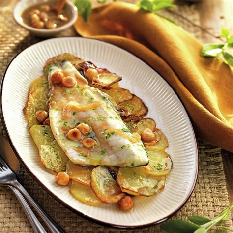 Plato de rollitos de lubina con patatas panaderas