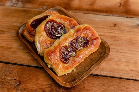 Facturas de membrillo recién horneadas