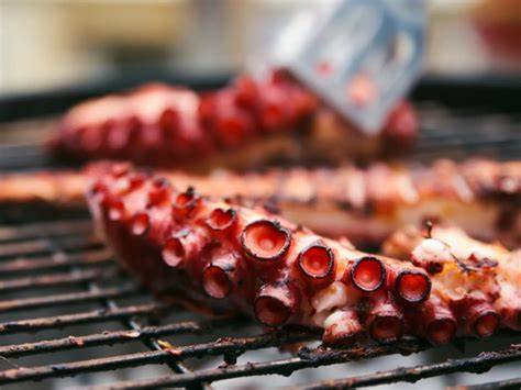 Pulpo a la parrilla con marcas de fuego.