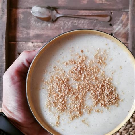 Bol de crema de cereal macrobiótica con gomasio