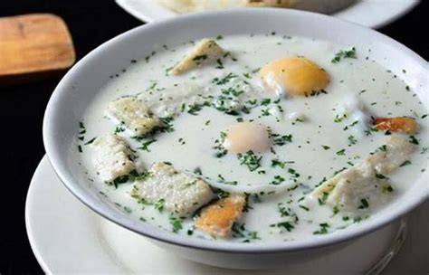 Plato de changua servido con pan y queso
