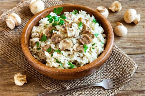 Arroz con champiñones al ajillo emplatado