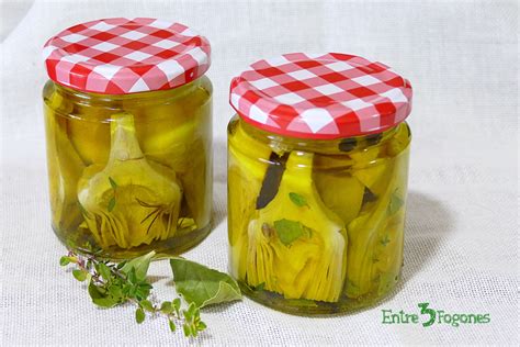 Alcachofas cocinándose en aceite de oliva