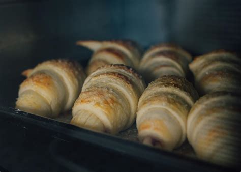 Cruasanes de hojaldre dorados en el horno