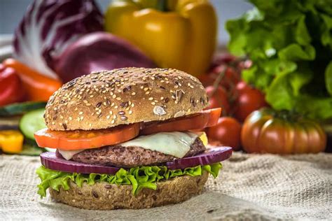 hamburguesa de berenjena montada en pan integral