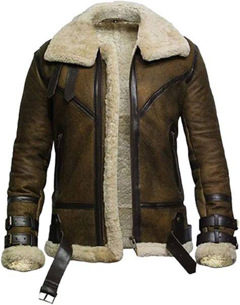 Hombre con chaqueta de aviador de piel de oveja