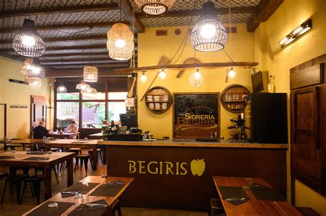 Interior tradicional de la Sidrería Begiris con sus kupelas de madera