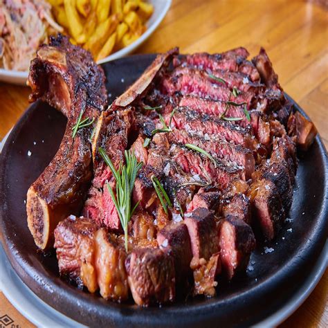 Chuletón de vaca vieja servido en parrilla